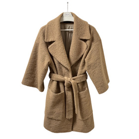 Dostupnější varianta z obchodu IT Girl v podání vněného kabátku Mohito za outletových 699 Kč.