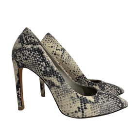 Model doplňují výrazné lodičky s hadím vzorem. (Tiger of Sweden, It Girl, 499 Kč)