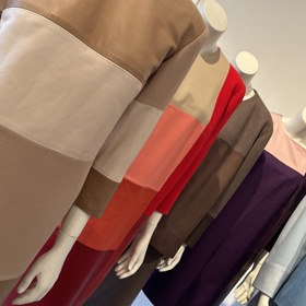 Kolekce je na poměry zapřísáhlé milovnice černé nesmírně barevná.