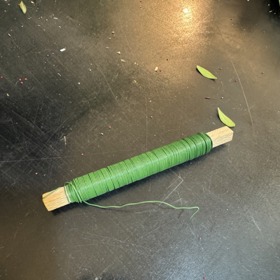 K vytváření věnce by vám neměl chybět vázací drát. 