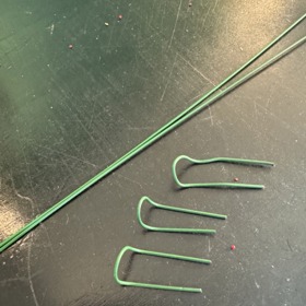 K přichycení ozdob na klasický věnec vám pomohou sponky, nebo takto postříhaný drátek upravený do tvaru sponky. 