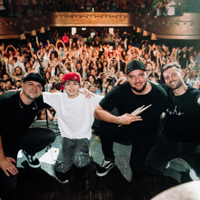 Součástí kapely zpěváka Matěje Plška je také jeho táta, který hraje na kytaru.