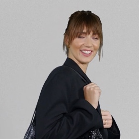 Pokud chcete jen drobný stylový detail v outfitu, přidejte šátek na kabelku. 