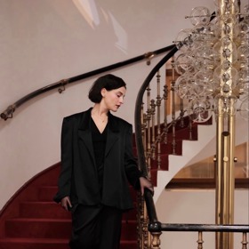 Herečka Anna Fialová přišla na slavnostní předávání Thálií v kompletu od Zuzany Kubíčkové.