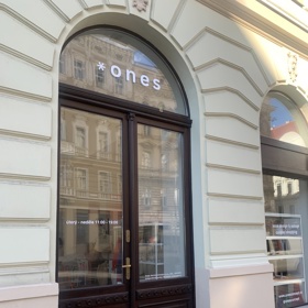 Concept Store Ones sídlí na pražském Újezdě.