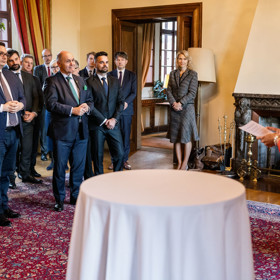 Předsedkyně Sněmovny zvolila pro tuto příležitost červený sukňový kostýmek, který zdobila mašle na krku. 