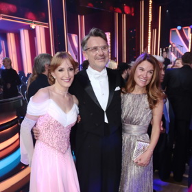 Tanečnice Patrika Hartla Tereza Prucková a manželka Martina Hartlová, která na první večer StarDance vynesla stříbrné koktejlky.