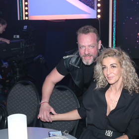 Překonali krizi a po skončení třetího přímého přenosu se Filip Blažek opět líbal s manželkou Jolanou.