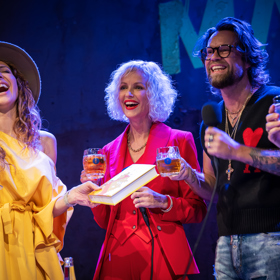 Spisovatelka Karin Babinská pokřtila svoji novou knihu Čarodějky za přítomnosti manžela Richarda Krajča a zpěvačky Olgy Lounové.