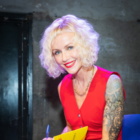 Spisovatelka Karin Babinská oblékla na křest své knihy Čarodějky rudý kalhotový kostýmek od návrhářky Zuzany Lešák Černé.