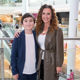 Syn Jiřího Hány, Oskar, se svou mámou, zpěvačkou Radkou Fišarovou.