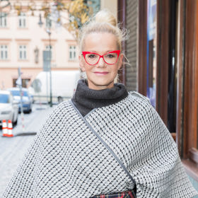 Herečka Jitka Asterová oblékla s příchodem podzimu kárované šedivé pončo a károvanou ledvinku.