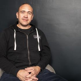 Jiří Hána promluvil v talkshow LifeeTalk o své herecké kariéře a také o svém dvanáctiletém synovi Oskarovi.