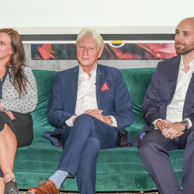 Zleva: herečka Kristýna Leichtová, bývalý tiskový mluvčí prezidenta Václava Havla a mistr etiketa, Ladislav Špaček, autor knihy Kryštof Bartoš