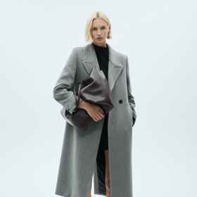 Černý rolák, to je naprostá klasika, která nesmí chybět v žádném šatníku. (Mango)