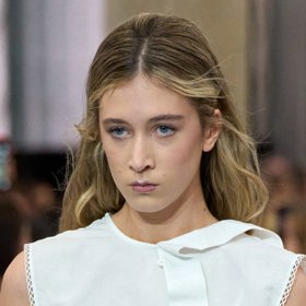 A rtům patří i další z nápadných jarních trendů, metalické kontury plné lesku a třpytek. (Miu Miu)