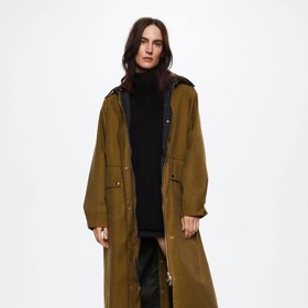 Dlouhou bundu s výraznými prvky se nebojte obléci ani k mini a hřejivým pleteninám. (Mango, 3 759 Kč)