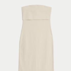 Jana oblékla tyto žerzejové bodycon šaty s překládaným živůtkem od značky Marks&Spencer, kde je pořídila ve slevě za 299 Kč. Původní cena byla ale také poměrně příznivá -  899 Kč.