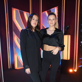 Na večerní společenskou událost typu StarDance se ovšem nehodí crop top, který oblékla Natálie Jirásková. Její mladší sestra Karolína outfit zvládla o dost lépe. 