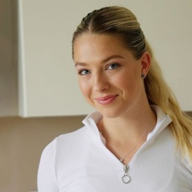 Dcera Kateřiny Neumannové, Lucie, si po obědě oblíbila sladkou tečku v podobě tvarohové bábovky.