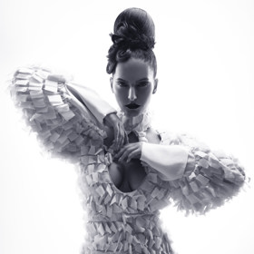 Není divu, že český kadeřník Honza Kořínek získal za kolekci OBSESSION první místo v prestižní vlasové soutěži. 