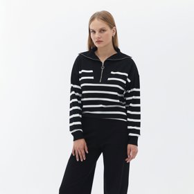 Klasická proužkovaná varianta má nejsportovnější charakter, obstojí ale i v elegantních outfitech. (OXXO, 959 Kč) 