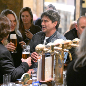 Saša Rašilov byl celou dobu ve společnosti své krásné ženy.