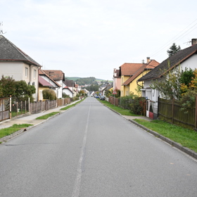 Ulice v Plasích, kde sídlí Ohnivý drak.