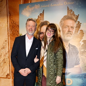 Jiří Langmajer vyrazil do kina v doprovodu své dcery Terezy. Ta oblékla hnědý kalhotový kostým, výrazný oranžový šál a khaki prošívanou zimní bundu.