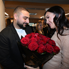 Kamila Nývltová dostala od přítele květiny. 