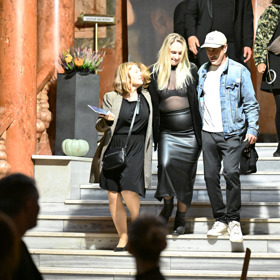 V tento moment už jeho ženě prosvítala podprsenka.