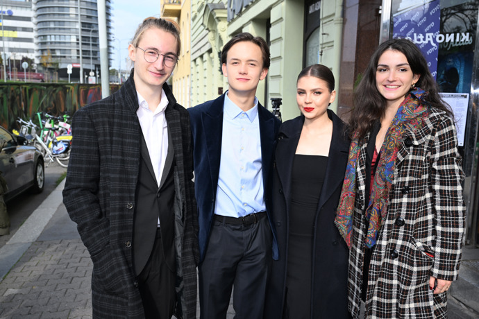 FOTO: Hvězdy seriálu Sex O'Clock. – stránka 227