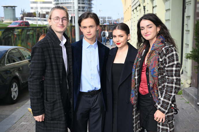 FOTO: Parta z oblíbeného seriálu Sex O'Clock. – stránka 226