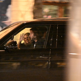 Dara odjíždí s Pavlem Nedvědem z akce.