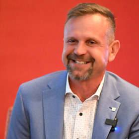 Moderátor show TIKI-TAKA Petr Svěcený. 