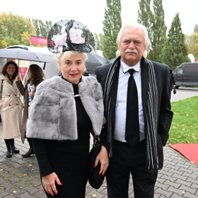 Dáma na fotografii doplnila černý model o slušivou kožešinovou pelerínu. Nepřehlédnutelný byl ale především její vysoce stavěný fascinátor s květy.