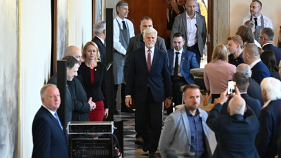 FOTO: Petr Pavel přichází do sálu.