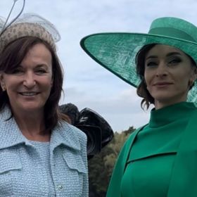 Ozdobou dostihového závodiště v Pardubicích byla jistě tato dvojice. Módní návrhářka Beata Rajská a moderátorka České televize Jana Peroutková. Jana oblékla model od Beaty Rajské, doplněný širokým kloboukem.