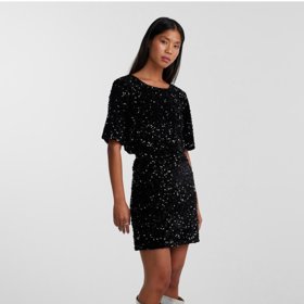 Nebojte se ani kompletního flitrového looku. (Pieces, sukně 899 Kč, top 699 Kč)