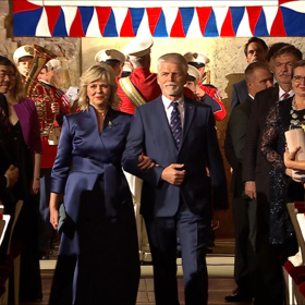 Prezidentský pár na předávání státních vyznamenání 2024 ve Vladislavském sále Pražského hradu.