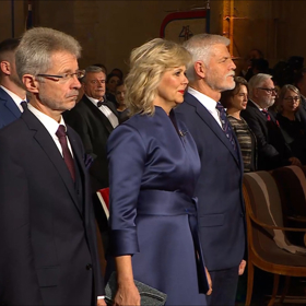 Model první dámy z temně modrého materiálu se saténovým leskem ozvláštnila široká vázačka, která zdrůraznila pas. Pochází i tento rok z dílny renomované módní tvůrkyně Tatiany Kovaříkové.