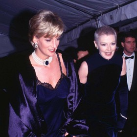 Diana ho však nechala odpárat a na Met Gala vyrazila ve smyslných (a aktuálně velmi trendy) slip dress.