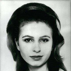 Anne ale většinou nechávala vlasy rozpuštěné. Někdy zvlněné...