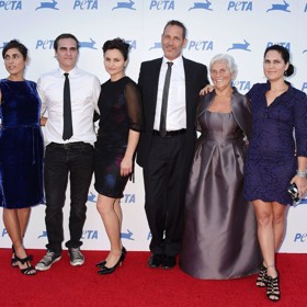 Joaquin Phoenix měl celkem čtyři vlastní sourozence. Vedle zesnulého Rivera ještě sestry Summer (první zleva), Rain (třetí zleva), Liberty (první zprava). Zralá dáma na snímku je maminka klanu Phoenixových Arlyn Heart.