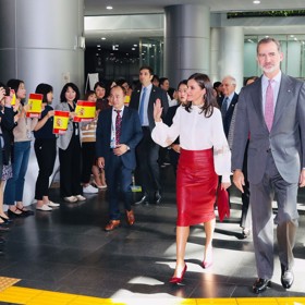 A slabost pro něj evidentně má také španělská královna Letizia. Stejnou sukni BOSS si vzala jen o den dříve než Meghan.