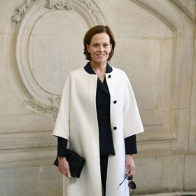 Herečka má slabost také pro módní dům Dior. Vysoce elegantní bíločerná kreace této značky pochází z její Haute Couture kolekce pro rok 2021.