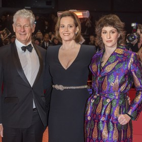 Sigourney Weaver vede až pozoruhodně spořádaný soukromý život. S manželem, režisérem Jimem Simpsonem (vlevo), mají dceru Charlotte (vpravo).