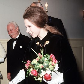 O dva roky později už byla dlouhovlasá bruneta. Tehdy se poprvé začal rýsovat její dnešní ikonický účes - vlasy sčesané z čela, sepnuté na zátylku a natupírované u hlavy.