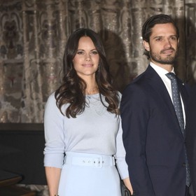 A další velmi oblíbený kousek mezi urozenými dámami. Pastelově modrou midi sukni značky Vrima má v šatníku švédská princezna Sofia...