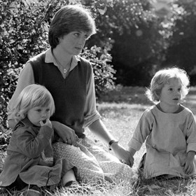 První oficiální snímky přítelkyně prince Charlese způsobily senzaci. Tehdy devatenáctiletá Diana Spencer se v září roku 1980 uvolila pózovat fotografům výměnou za to, že nechají školku, kde pracovala, na pokoji.